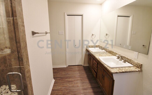 Building Photo - Fabulous 2-Story 5/2.5/2 Adjacent to Creek In DeSoto For Rent!