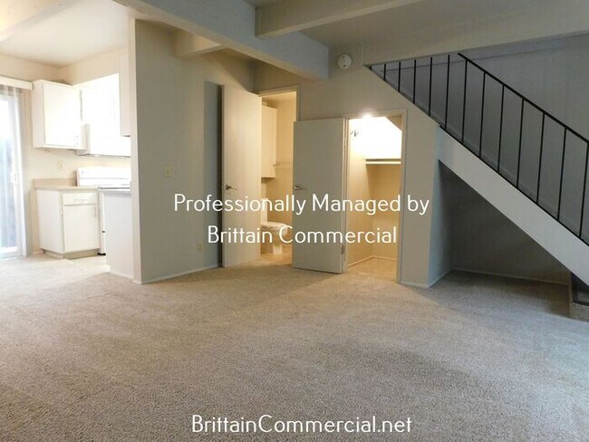 Building Photo - Spacious 2 Bedroom 1.5 Bath Townhouse Apar...