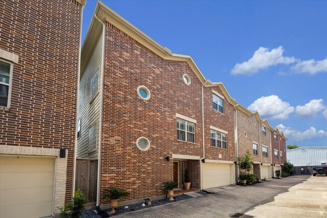 Building Photo - 548 Westcross St