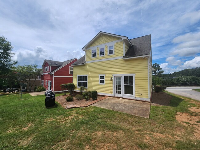 Building Photo - 2240 Lakeside Dr