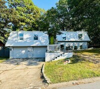 Building Photo - An Amazing West Little Rock Home, Close To Everything!
