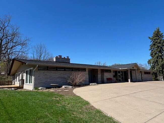 Building Photo - Available NOW! Gorgeous 3BR/2 BA Unit in Hastings!