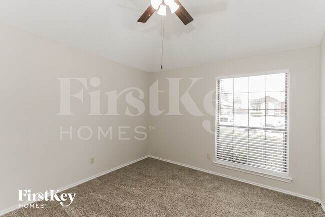 Building Photo - 1008 Micarta Dr