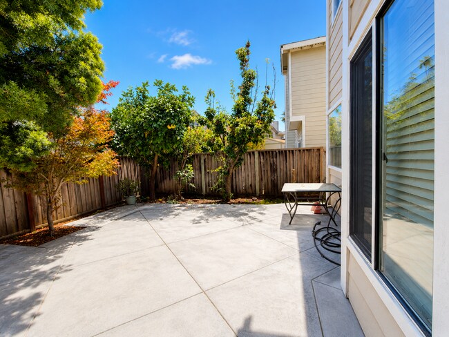 Building Photo - Welcome to this stunning 3 bedroom and 2.5 bathroom in the heart of Fremont, Ca