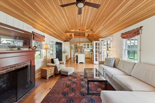 Building Photo - 695 Main St