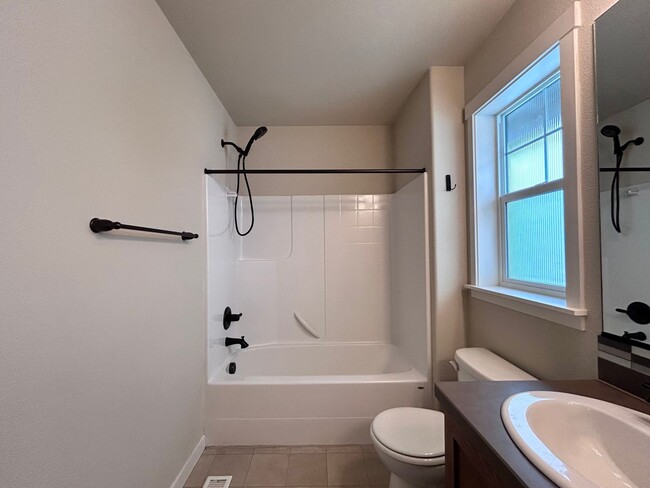 Building Photo - Incredibly Large 4 Bed 2.5 Bath Charmer!