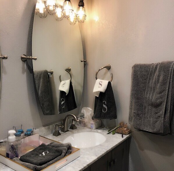 upstairs bathroom - 3847 Vineyard Ave