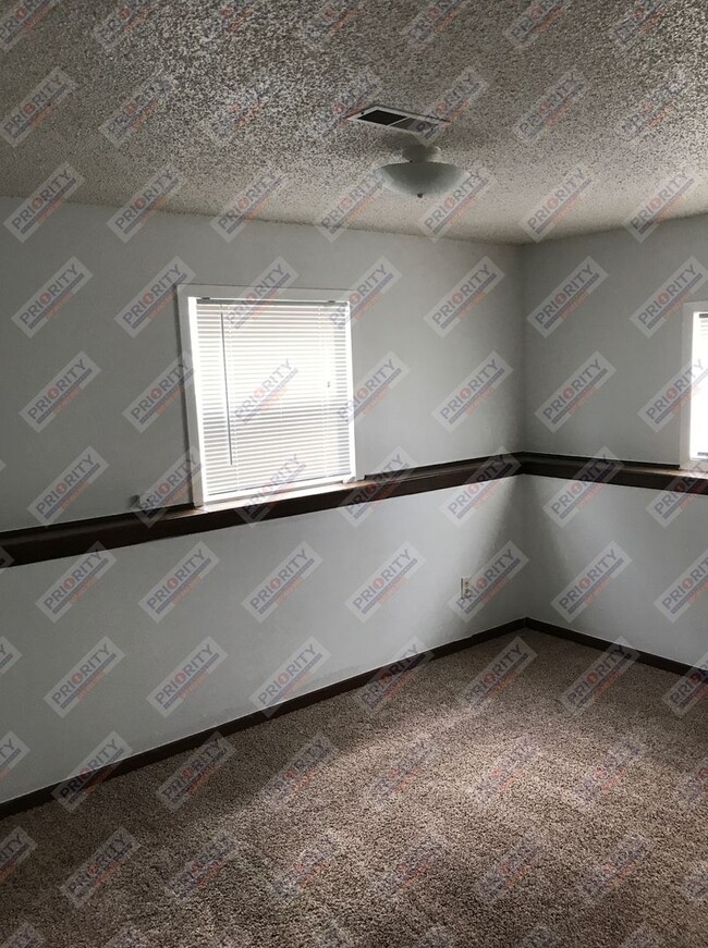 Building Photo - 3 bedroom, 2 bath 1,200 sqft