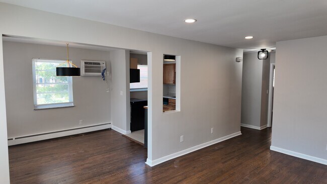Building Photo - Freshly Renovated 2-Bed Gem with Artistic Finishes + Garage Option in Cincinnati