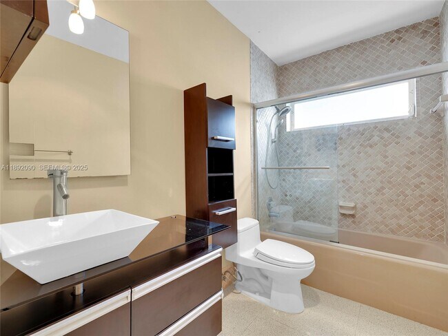 Building Photo - 1109 Biarritz Dr