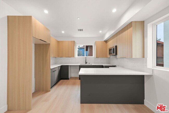 Building Photo - 913 N Hobart Blvd