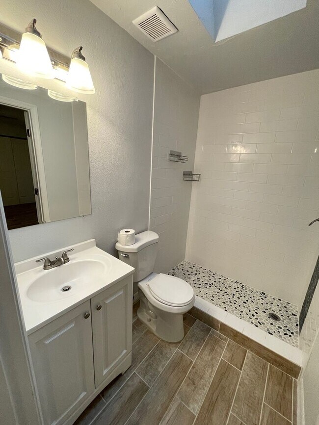 Building Photo - Beautiful Single Family Home! $2395/1085ft2-South Sarasota, 3-Bed/2-Bath, Fully Renovated: Annual...