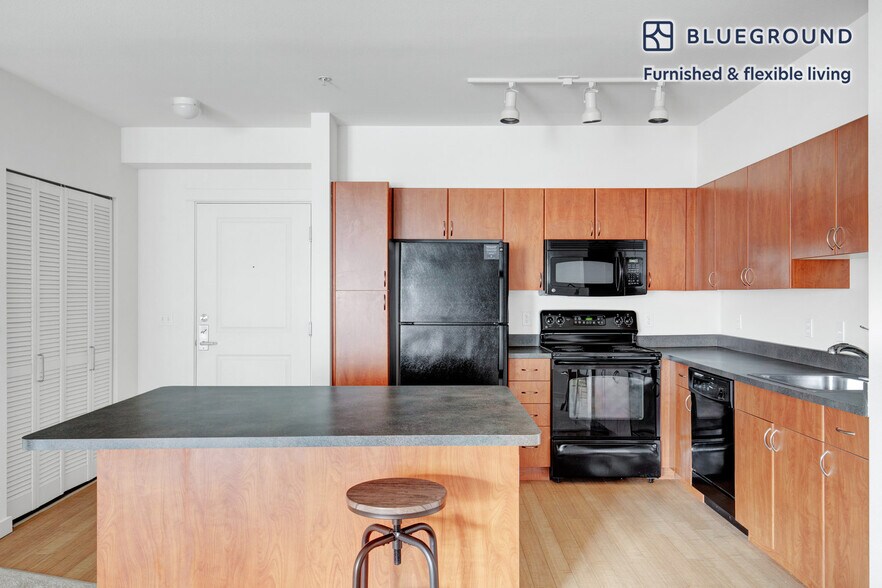 Building Photo - 250 Bellevue Way NE