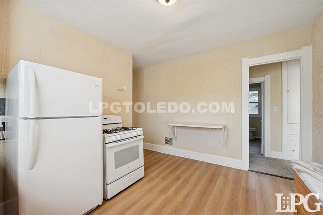 Building Photo - 4017 Overland Pkwy