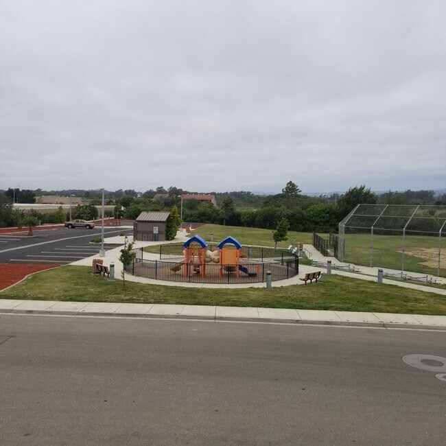 Building Photo - Seabreeze Apartment Homes - www.seabreezeapartmentslompoc.com