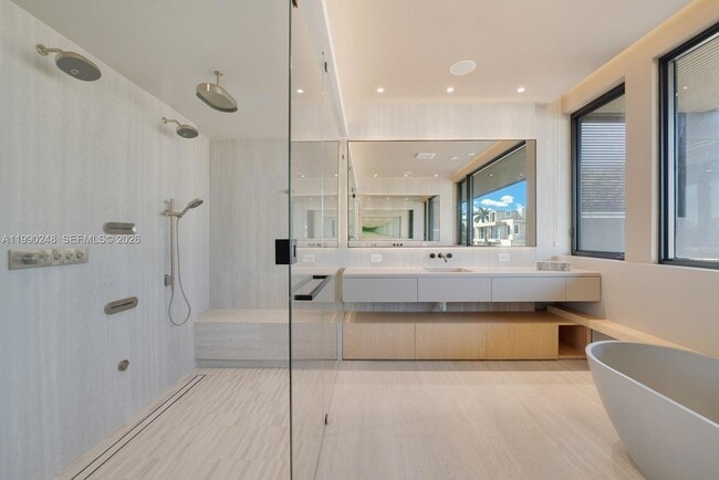 Building Photo - 641 Flamingo Dr