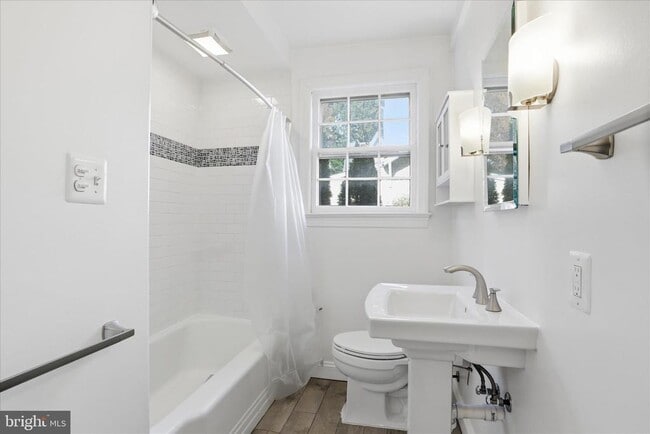 Building Photo - 904 N Ivy St