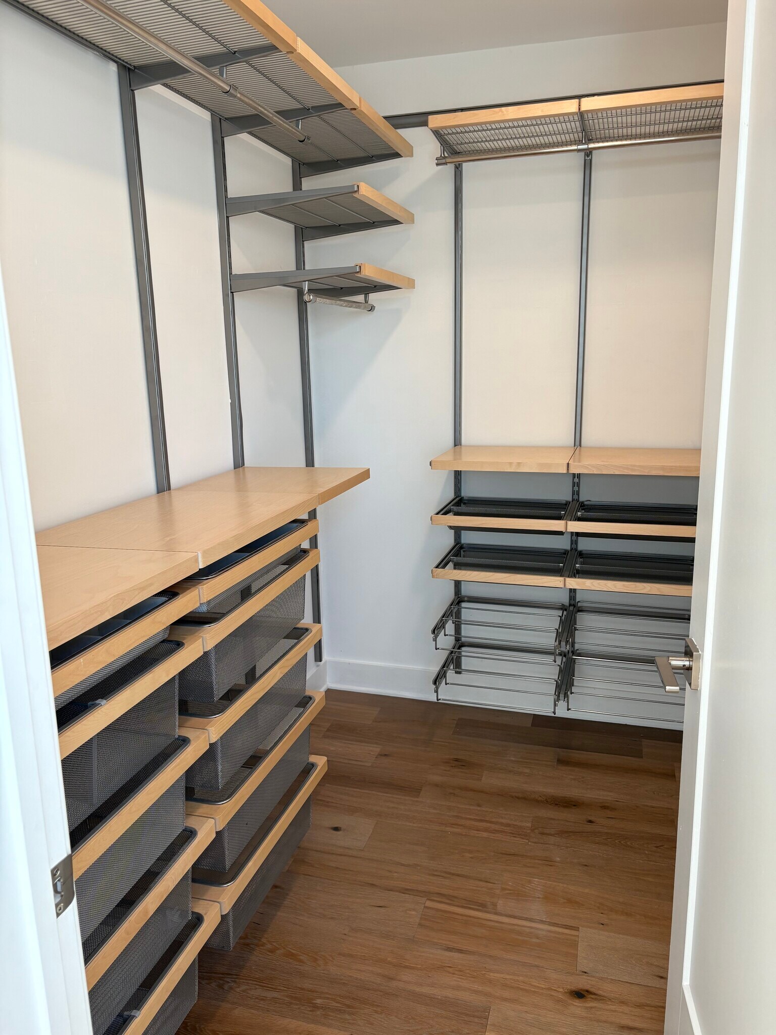 Building Photo - 857 1/2 Hyperion Ave