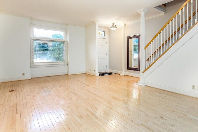 Building Photo - 238 Dale St N