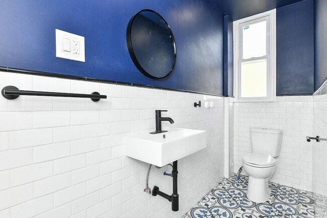 Building Photo - 540 61st St