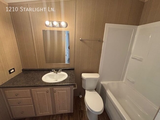 Building Photo - 1210 NW Starlight Cir