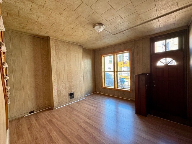 Building Photo - Charming 2 Bedroom/1 Bathroom Townhome in Ellwood Park–Monument neighborhood!