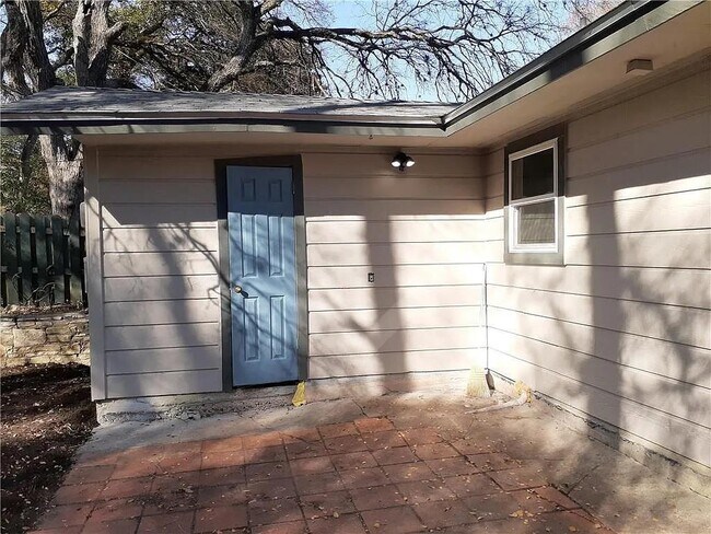 Building Photo - 1715 Deerfield Dr