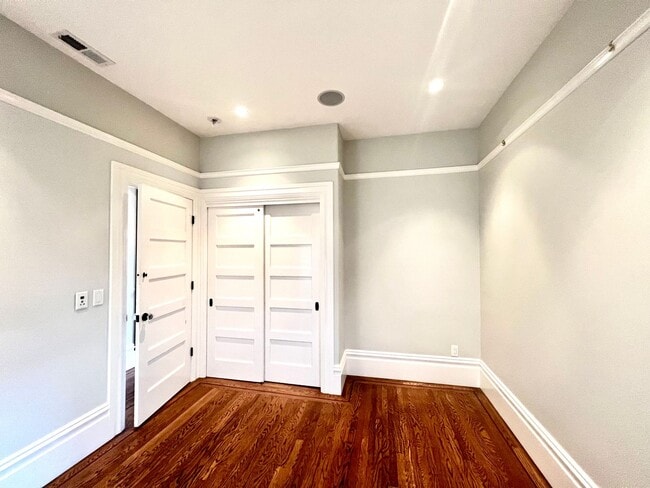 Building Photo - Welcome to North Beach! Premier 1 bed/ 2 B...
