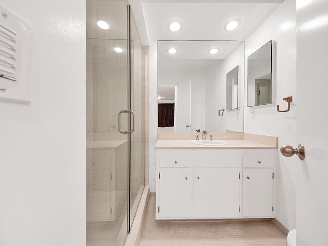 Building Photo - 7767 Hollywood Blvd