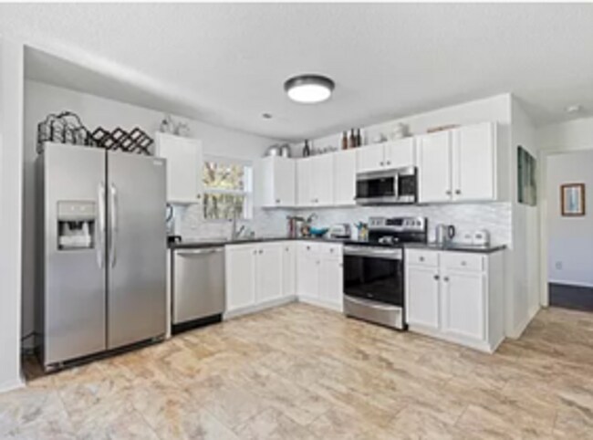 Building Photo - 825 Ashleaf Dr