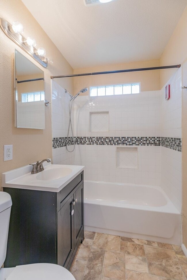 Building Photo - Bright & Inviting 3 Bed 1 Bath Home - Featuring Large Backyard!