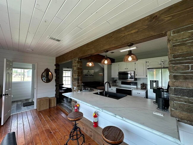 Building Photo - 896 Vaughn Rd