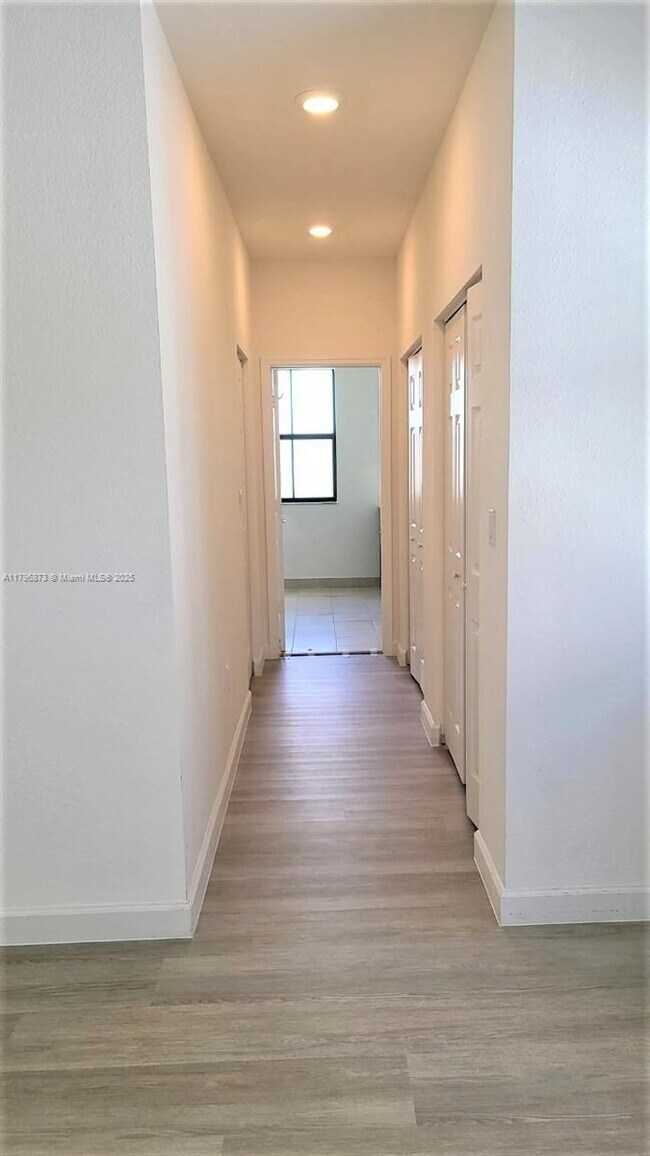 Building Photo - 1545 SW 28th St