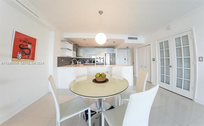 Building Photo - 5601 Collins Ave