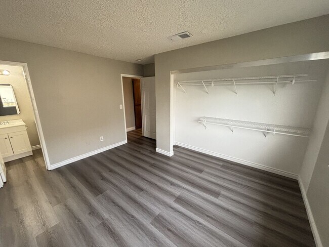 Building Photo - 3431 E Cheyenne Ave