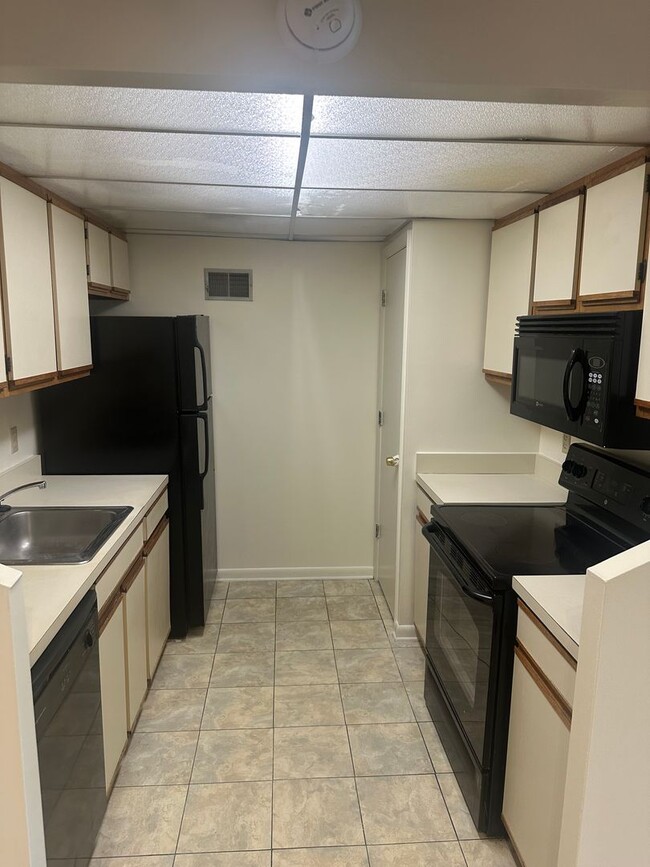 Building Photo - West End Condo--Great Location!