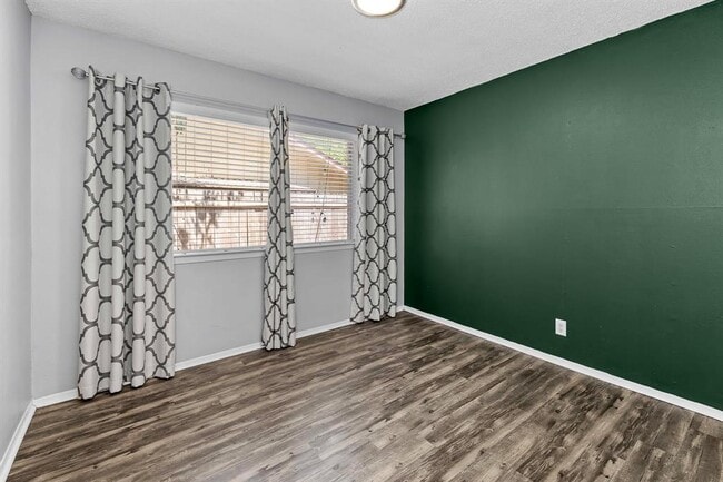 Building Photo - 9011 Quail Valley Dr