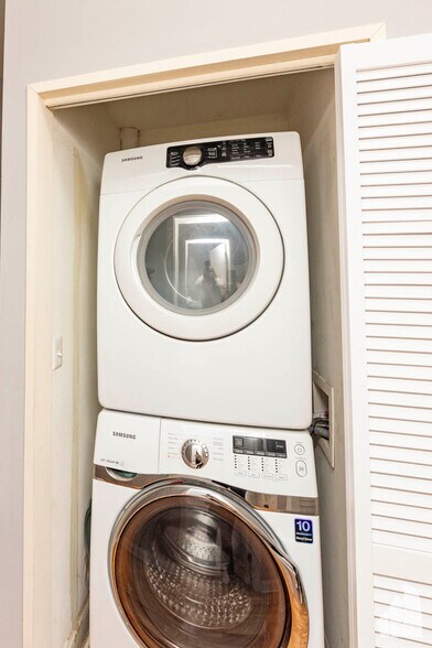 Building Photo - 1133 W Addison St