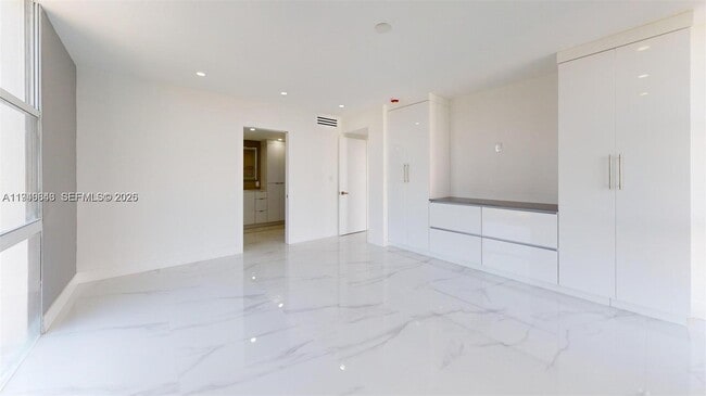 Building Photo - 3625 N Country Club Dr