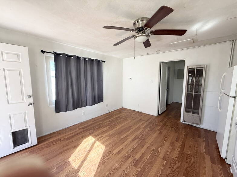 Living - 208 Chama St NE