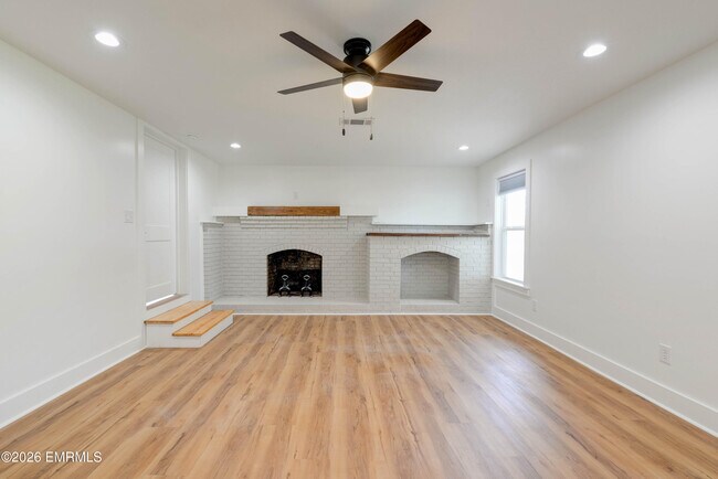 Building Photo - 554 Edwards Rd