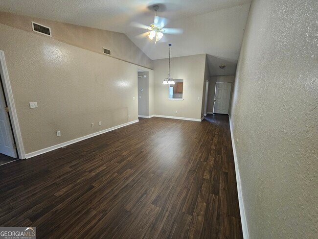 Building Photo - 107 Lively Oaks Dr