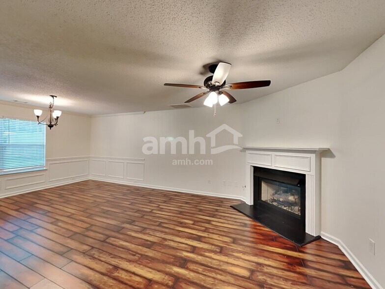 Building Photo - 131 Hidden Creek Dr