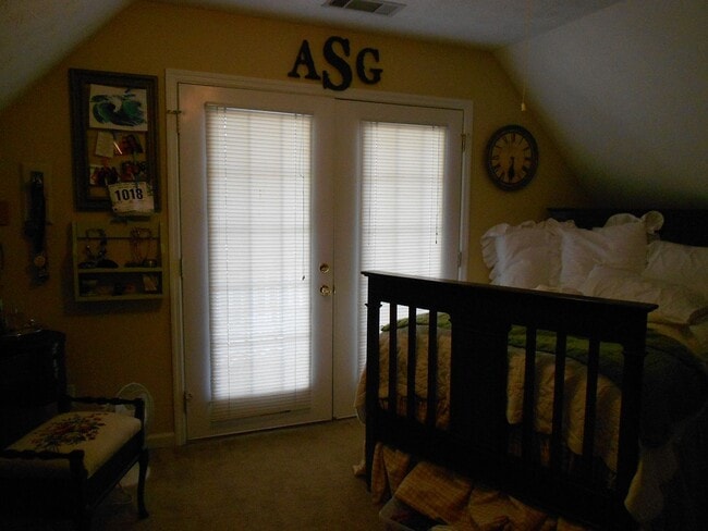 Building Photo - Large 4 Bedroom Home, so close to campus!
