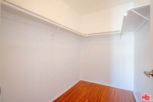 Building Photo - 820 S St Andrews Pl