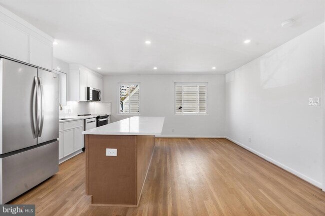 Building Photo - 618 19th St S