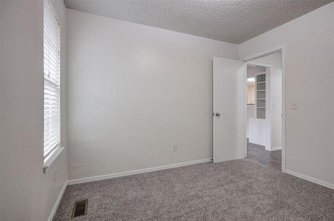 Building Photo - 9023 N Rockwell Dr