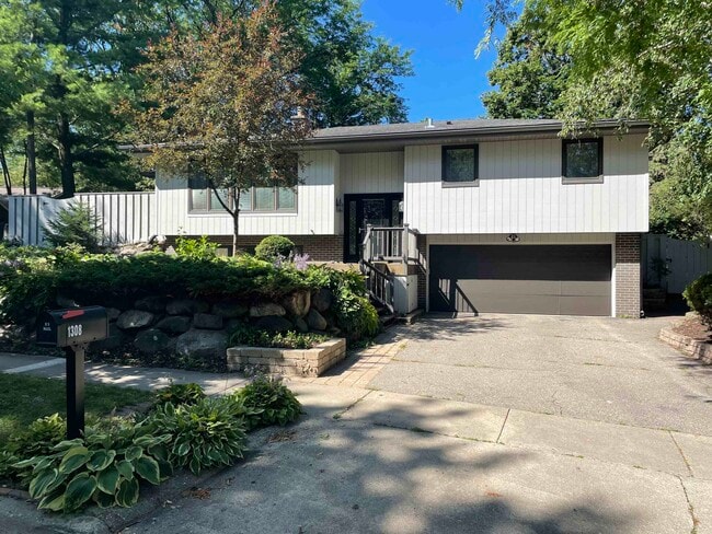 Building Photo - 1308 Shirley St