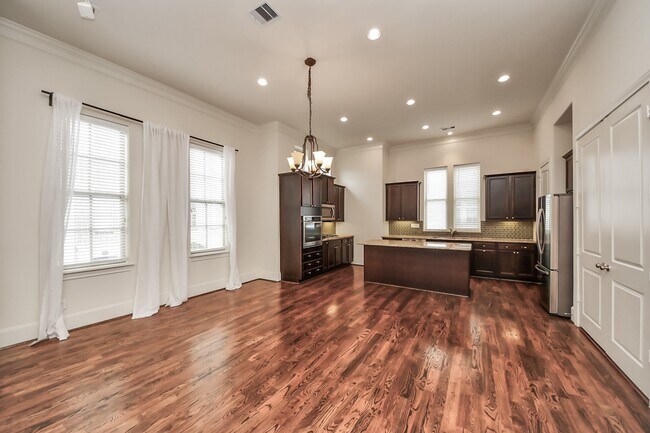 Building Photo - 2061 Fannin Station N