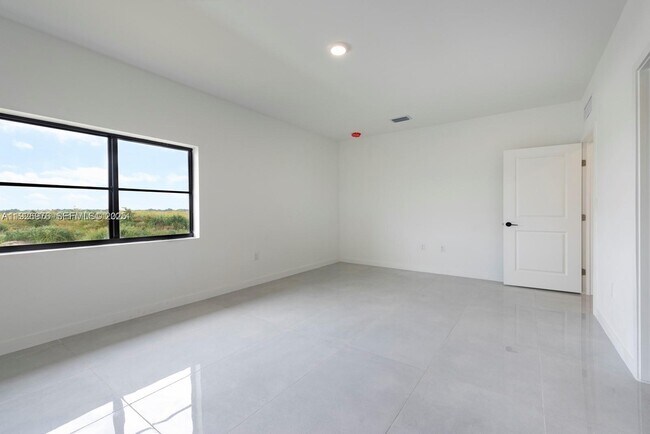 Building Photo - 1327 NW 2nd Ln